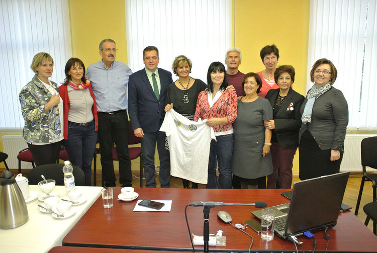 34 ученици от „Хр. Смирненски“ със сертификати по проект „Моята националност е ЧОВЕК“