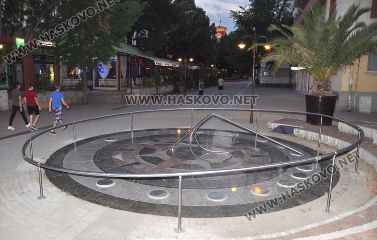 Вандали потрошиха слънчевия часовник в центъра на Хасково
