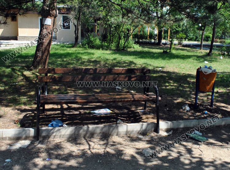 Читателка: "Буркана" е потънал в боклуци и мръсотия