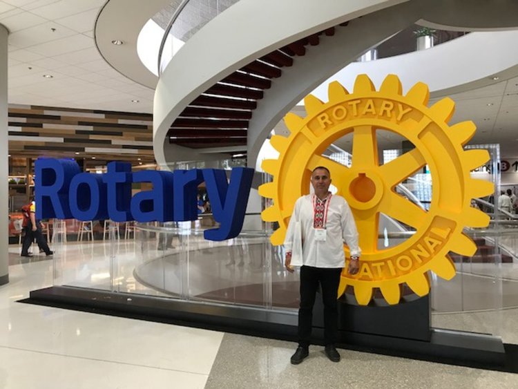 Себахатин Гьокче развя българският флаг пред 50 000 ротарианци в Атланта