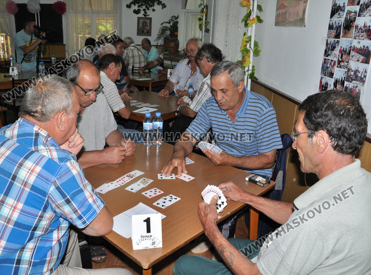 Кметът и заместникът му седнаха на бриджорската маса срещу пенсионерска двойка