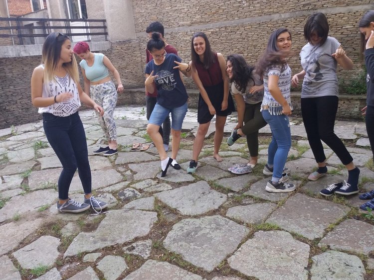 Езиковата гимназия -  част от  световната тенденция  за премахване на детския труд