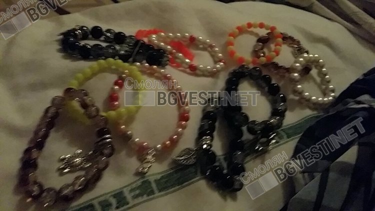 18-годишната Атанаска изработва гривнички, за да подпомогне сама лечението си