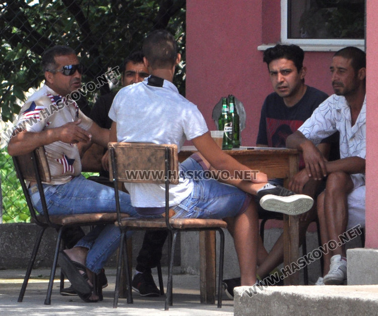 Някои нямат проблем с водата, защото пият биричка под жежкото слънце