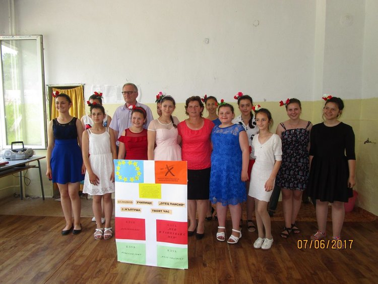 Представителна изява на учениците от Клуб „Пей и танцувай с мен“ в Жълтуша