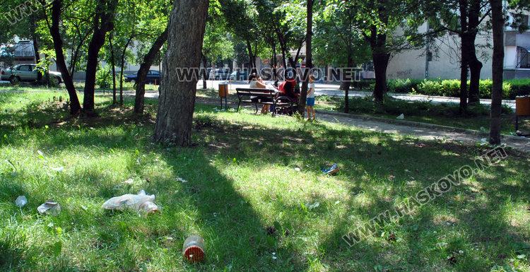 Читателка: "Буркана" е потънал в боклуци и мръсотия