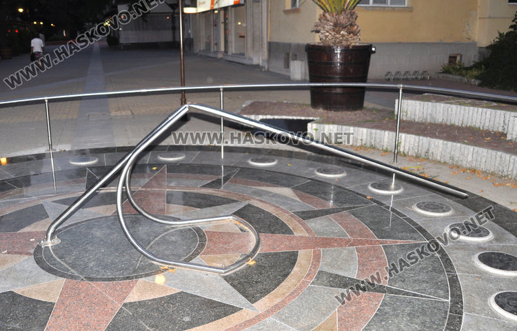 Вандали потрошиха слънчевия часовник в центъра на Хасково