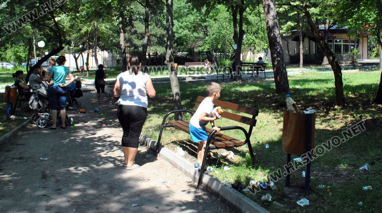 Читателка: "Буркана" е потънал в боклуци и мръсотия