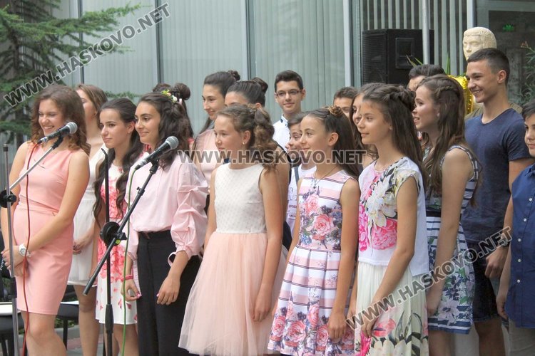 Дипломираха се първите седмокласници от ПМГ