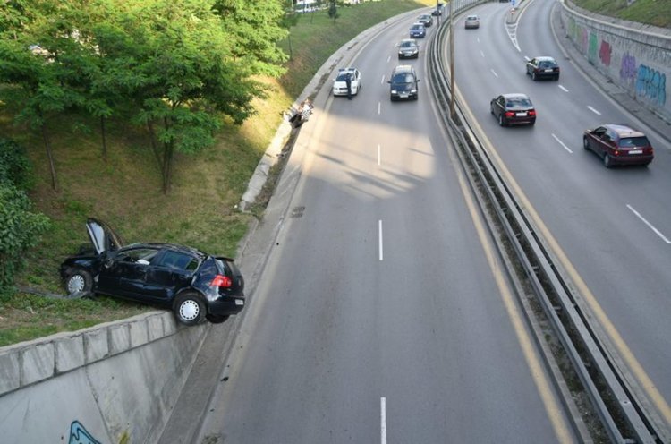”Голф” кацна на ръба на столичен надлез