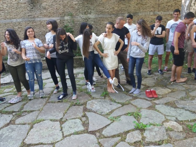 Езиковата гимназия -  част от  световната тенденция  за премахване на детския труд