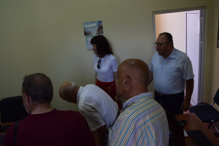 Расим Муса показва офиса на адвокатите