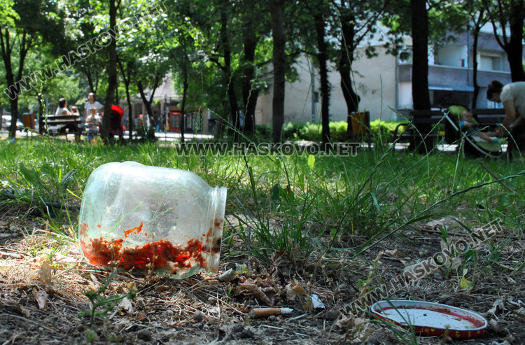 Читателка: "Буркана" е потънал в боклуци и мръсотия