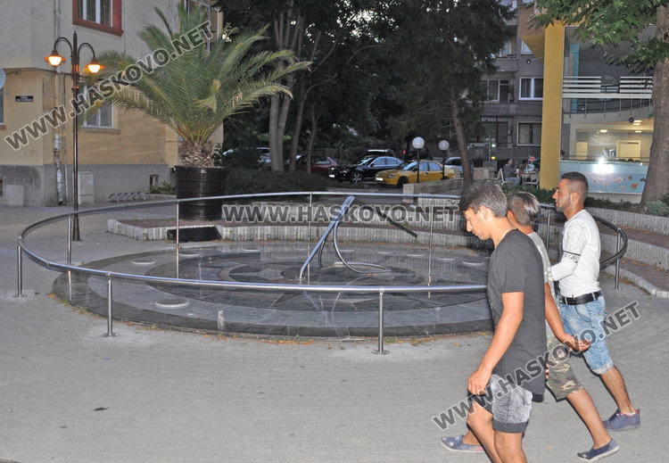 Вандали потрошиха слънчевия часовник в центъра на Хасково