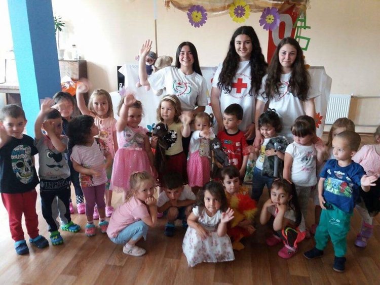 Децата от „Щастливо детство" в Джебел посрещнаха с радостни възгласи  доброволците  на БМЧК