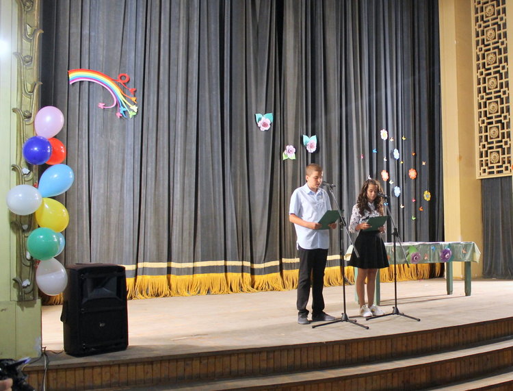 Седмокласниците на "Алеко" препълниха залата на кино "Химик"