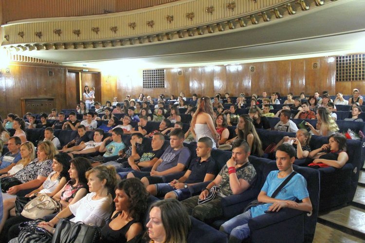 Седмокласниците на "Алеко" препълниха залата на кино "Химик"