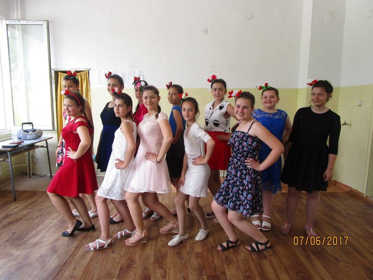 Представителна изява на учениците от Клуб „Пей и танцувай с мен“ в Жълтуша