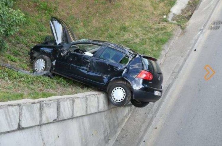 ”Голф” кацна на ръба на столичен надлез