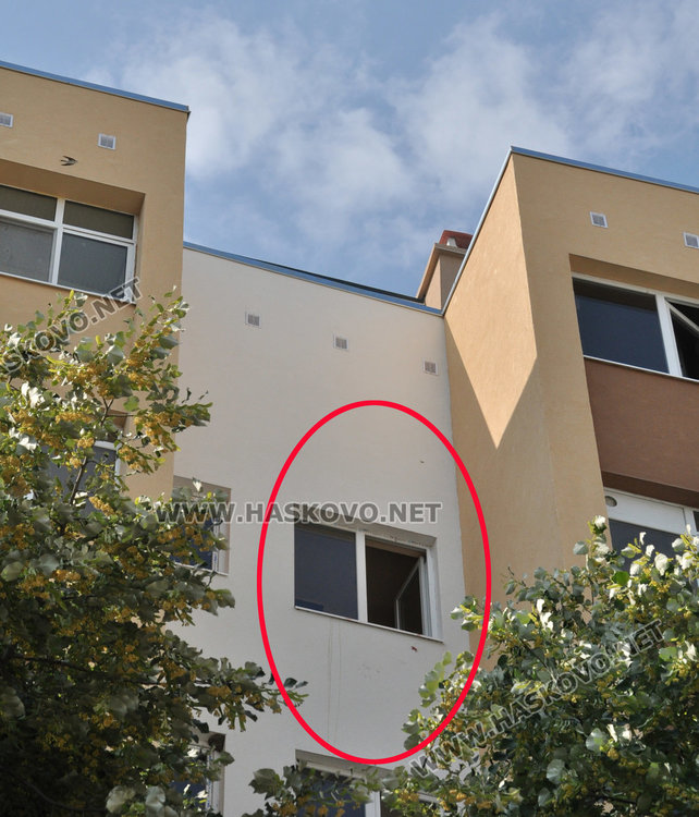 Млад мъж загина на място след полет от 6-тия етаж в „Бадема“