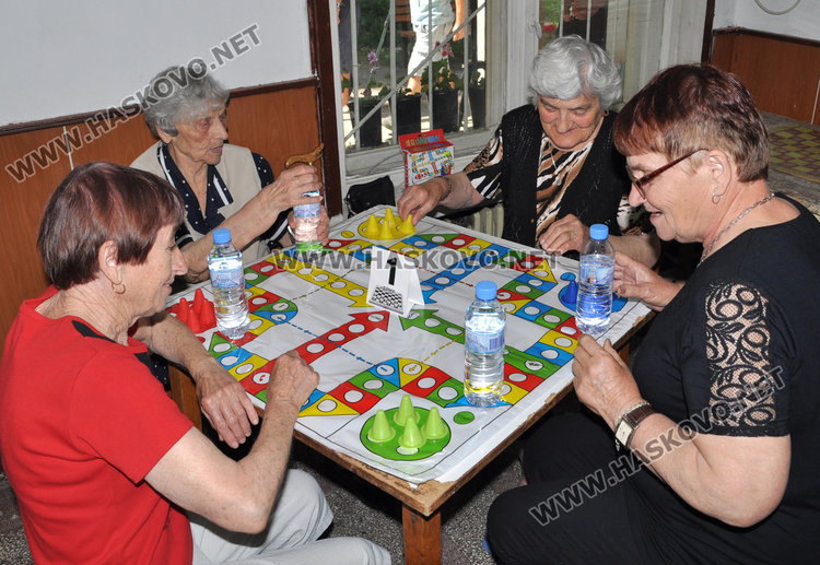 Кметът и заместникът му седнаха на бриджорската маса срещу пенсионерска двойка