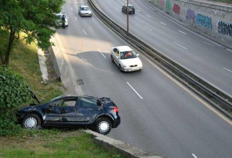 ”Голф” кацна на ръба на столичен надлез