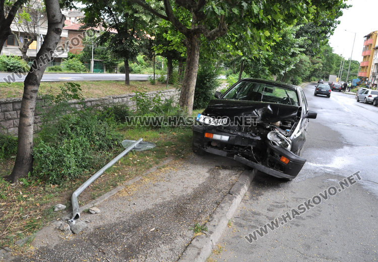 Голф се заби в дърво, завъртя се на 180 градуса