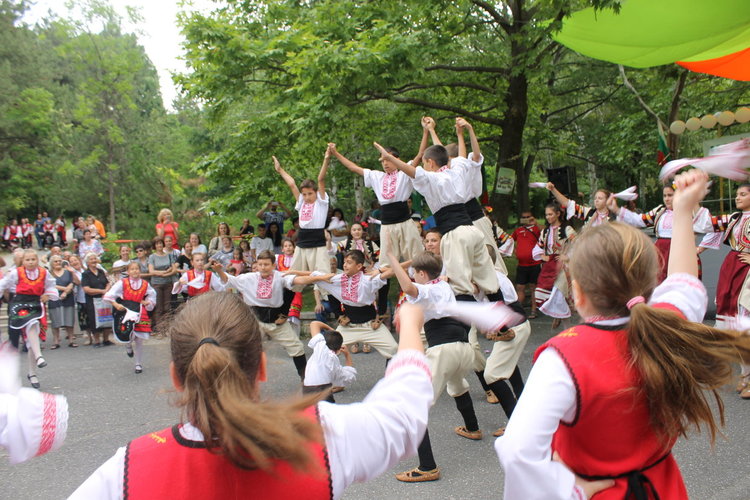 Цвета Караянчева поднесе поздравителен адрес от премиера Борисов към тракийците от Кърджали 