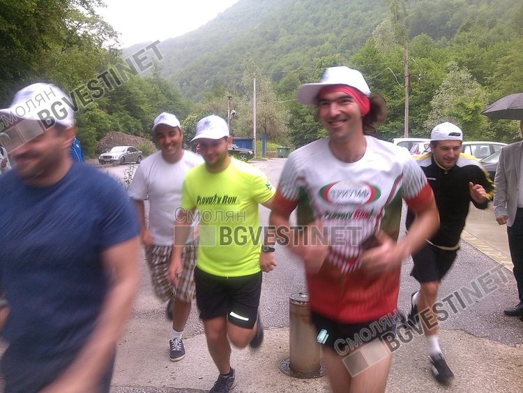 Пловдивчани провокираха жителите на Девин, бягаха в дъжда до ждрелото на река Девинска и обратно