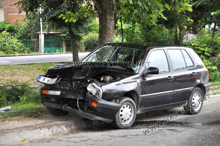 Голф се заби в дърво, завъртя се на 180 градуса