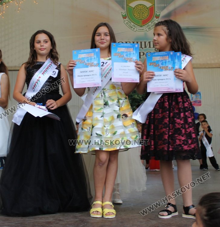 Победителките в трета възрастова група в конкурса