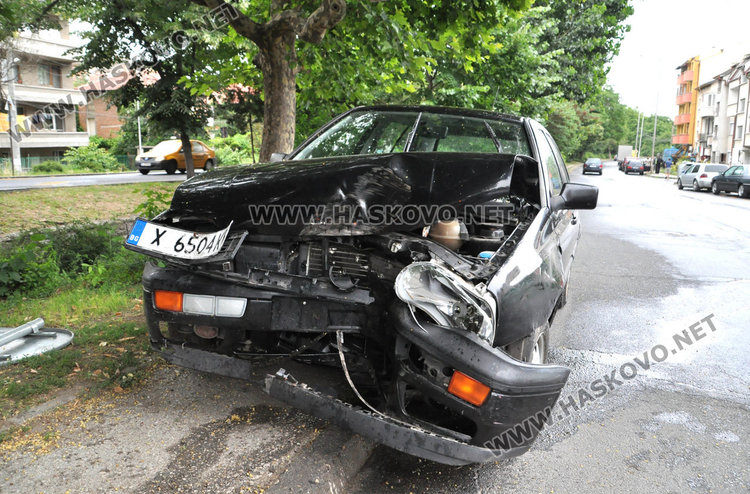 Голф се заби в дърво, завъртя се на 180 градуса