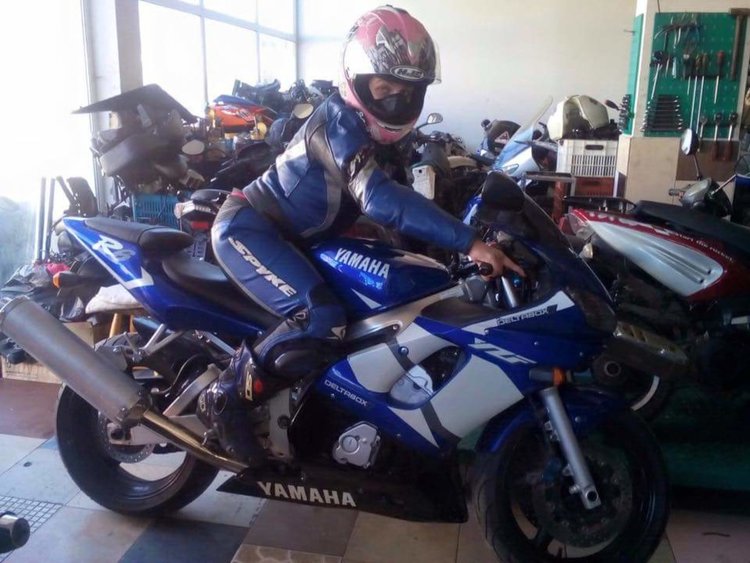 Бъдещ офицер предложи брак на приятелката си в димна завеса от мотори (видео)