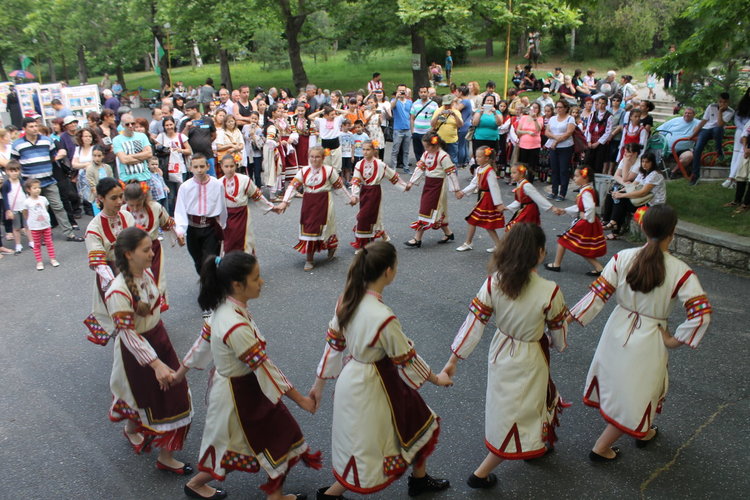 Цвета Караянчева поднесе поздравителен адрес от премиера Борисов към тракийците от Кърджали 