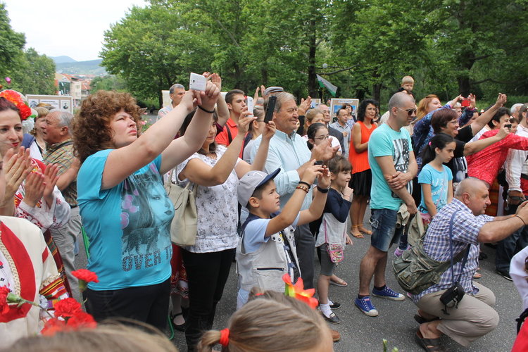 Цвета Караянчева поднесе поздравителен адрес от премиера Борисов към тракийците от Кърджали 