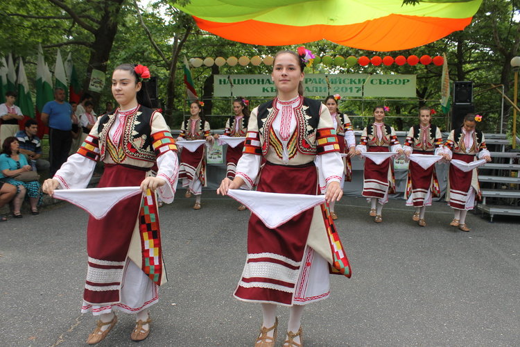 Цвета Караянчева поднесе поздравителен адрес от премиера Борисов към тракийците от Кърджали 