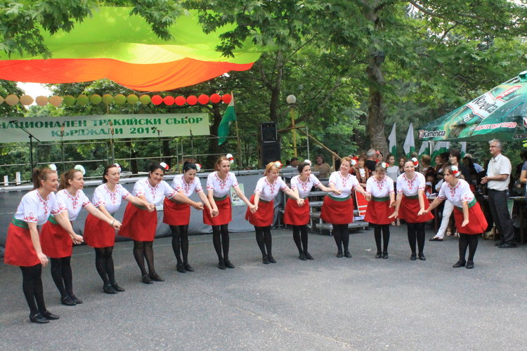 Цвета Караянчева поднесе поздравителен адрес от премиера Борисов към тракийците от Кърджали 