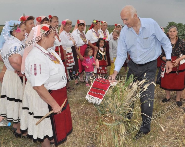 Зам.кметът Яшо Минков зажъна ритуално със сърп и паламарка