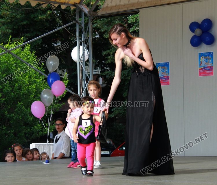 Най-малката участничка в конкурса  Дария Колева бе на 2 години