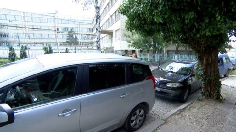 Нападнатото с нож момче пред столично училище е добре