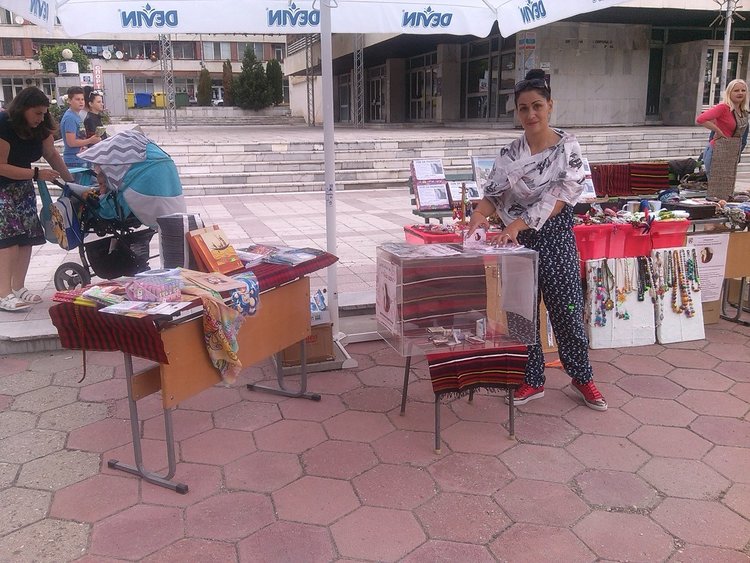 Благотворителният базар за Атанаска в Девин започна, бъгитата са на старт