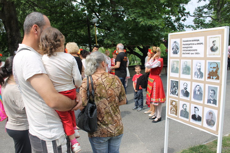 Цвета Караянчева поднесе поздравителен адрес от премиера Борисов към тракийците от Кърджали 