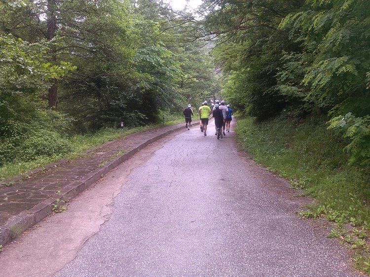 Пловдивчани провокираха жителите на Девин, бягаха в дъжда до ждрелото на река Девинска и обратно