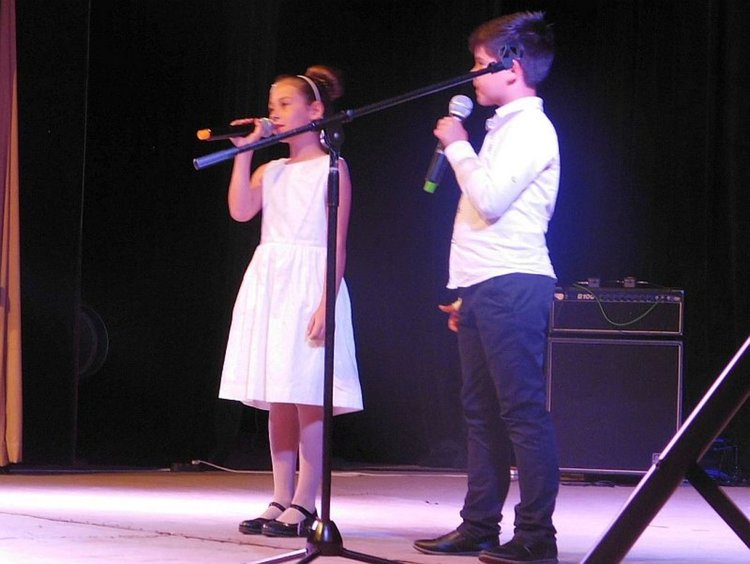 Артисти дадоха всичко от себе си на сцената в Девин за лечението на Атанаска