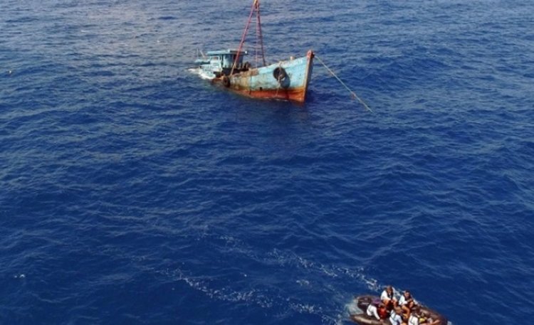 Един загинал и 9 изчезнали при корабокрушение край Аржентина