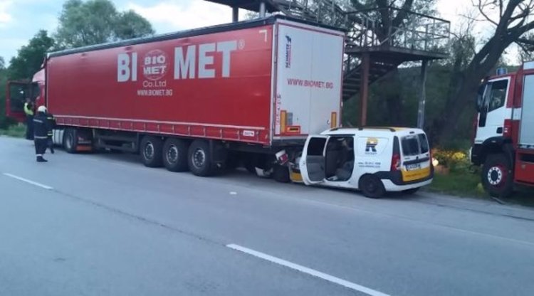 Кола се вряза в задната част на ТИР, шофьорът й загина