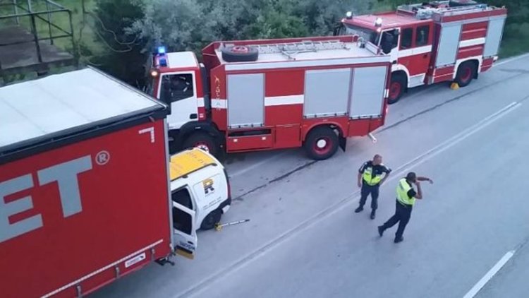 Кола се вряза в задната част на ТИР, шофьорът й загина