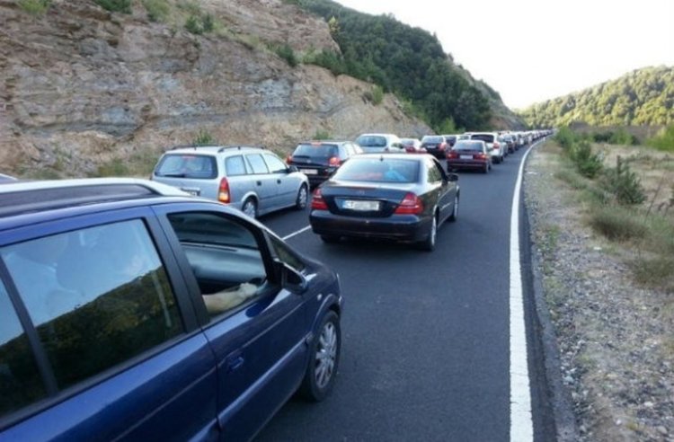 ГКПП-Маказа: Колона от чакащи коли километър и половина
