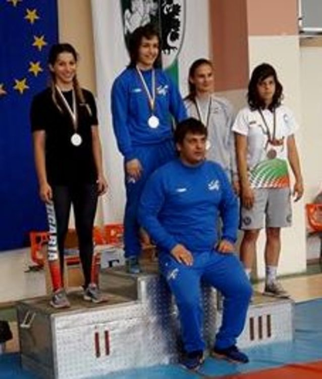 Весела Бръмчева (вдясно)