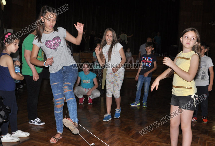 Наплив за „Забавно лято“ на Младежкия център, 50 деца чакат в резерв